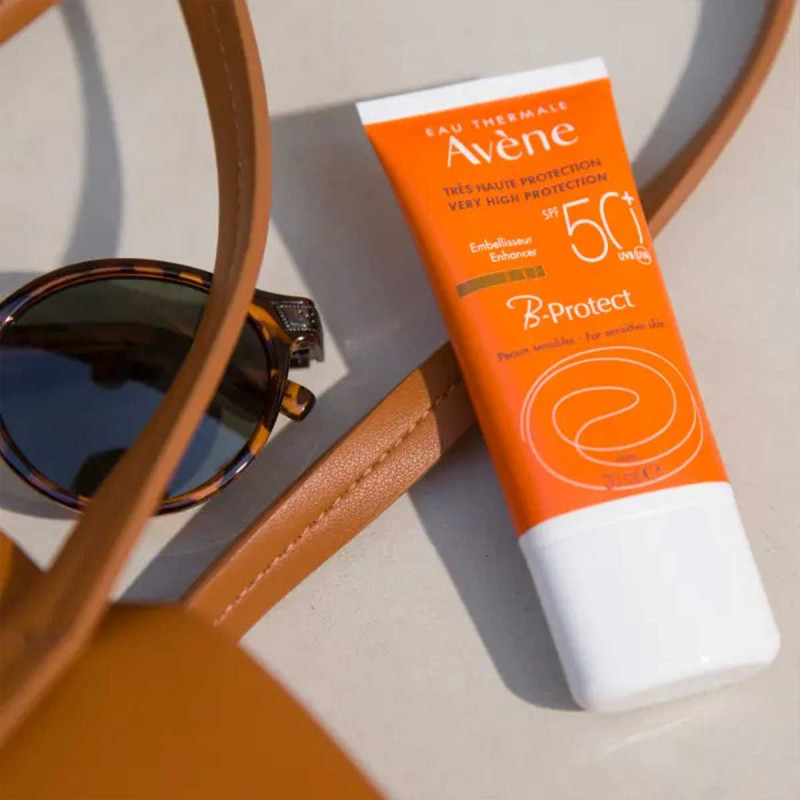 Découvrez B-Protect SPF 50+, le produit incontournable pour une protection solaire complète et un teint éclatant en une seule formule 3 en 1 : 1. Protection UV optimale : Notre formule innovante assure une protection efficace contre les rayons UV nocifs, préservant ainsi la santé de votre peau. 2. Bouclier contre les agressions extérieures : B-Protect SPF 50+ crée une barrière protectrice pour défendre votre peau des éléments externes qui pourraient l’endommager. 3. Amélioration du teint : Profitez d’un teint radieux et frais grâce aux pigments microencapsulés. Lors de l’application, ils se libèrent et transforment la texture blanche en une teinte subtilement colorée, offrant un éclat naturel. La texture adaptable de B-Protect SPF 50+ garantit une expérience de beauté unique, spécialement conçue pour les peaux sensibles. Faites l’expérience d’une protection solaire optimale tout en vous sentant belle et protégée.